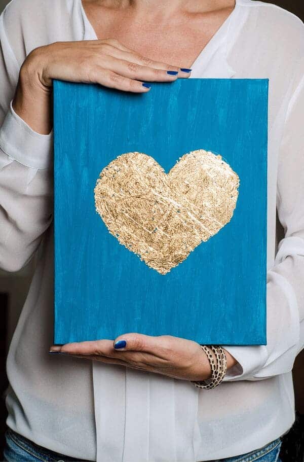 Heilpraktikerin hält ein goldenes Herz als Symbol für Longevity, Wellbeing und ganzheitliche Gesundheit in Potsdam