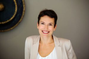 Heilpraktikerin Nadine Herz in ihrer Naturheilpraxis in Potsdam – freundlich und einfühlsam